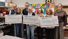 Spendenübergabe an die Vertreterinnen der 3 Spendenprojekte